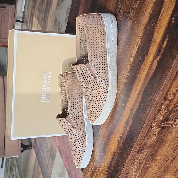 Michael Kors Women Slip-ons - Picture 5 of 9